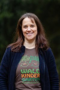 Staatlich anerkannte Erzieherin und Sozialfachwirtin, zertifizierter Natur – und Erlebniscoach, Wald - und Naturpädagogin, psychologischer Coach tiergestützte Pädagogik (mit §11 TschG)